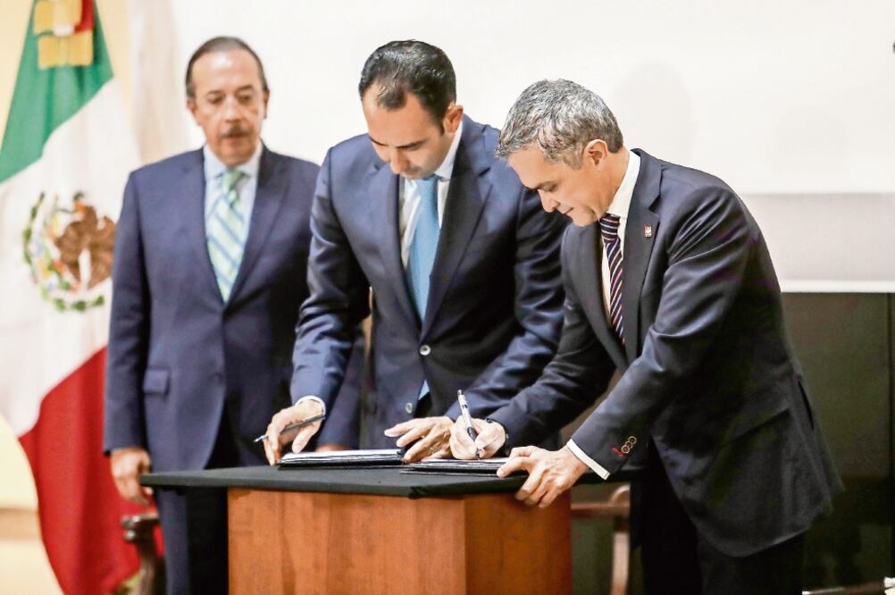 El jefe de gobierno, Miguel Ángel Mancera, y el presidente del Senado, Roberto Gil, firmaron un convenio de colaboración de cara a la Constituyente (YADÍN XOLALPA EL UNIVERSAL)