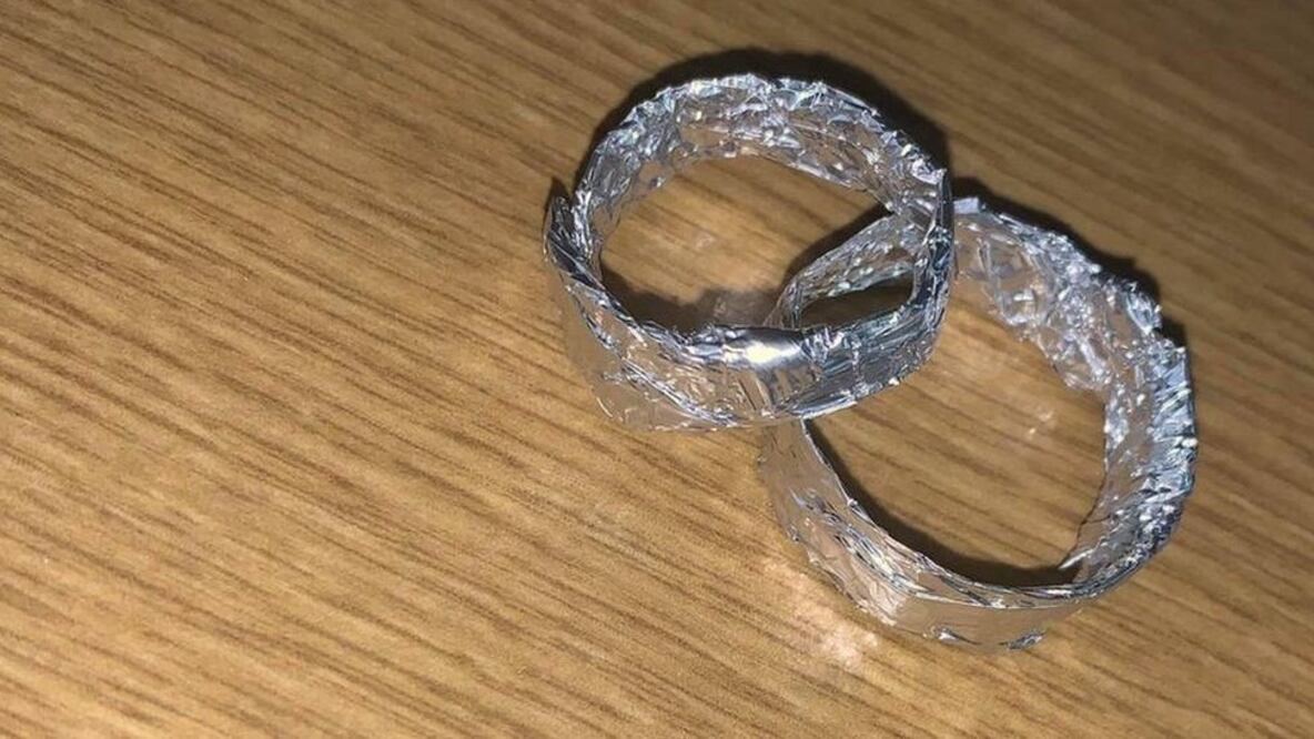 Los miembros del equipo médico les prepararon anillos de papel aluminio para que todo pareciera como una ceremonia real. Foto: BBC