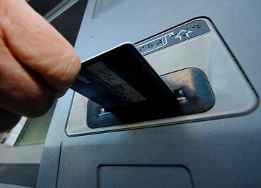 Mujer iba por 20 dólares al cajero y "por error" tenía casi mil millones de dólares