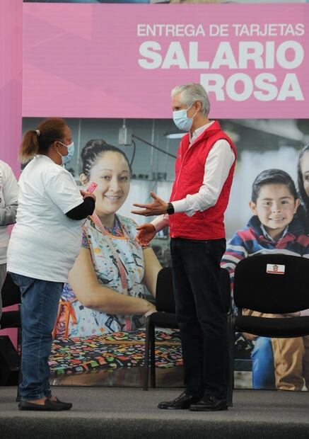 Del Mazo hace entrega de dos preparatorias y tarjetas de Salario Rosa