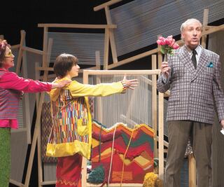 "Konrad" acerca a niños con adultos 