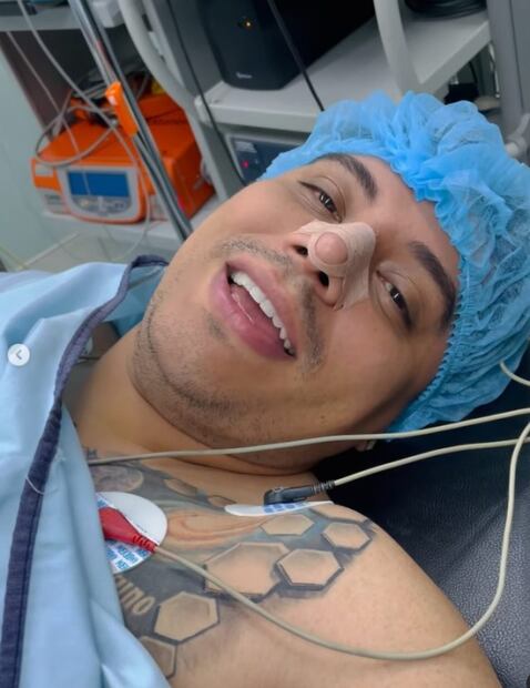 Eduin Caz, de Grupo Firme, se somete a última cirugía y aparece tras salir del quirófano