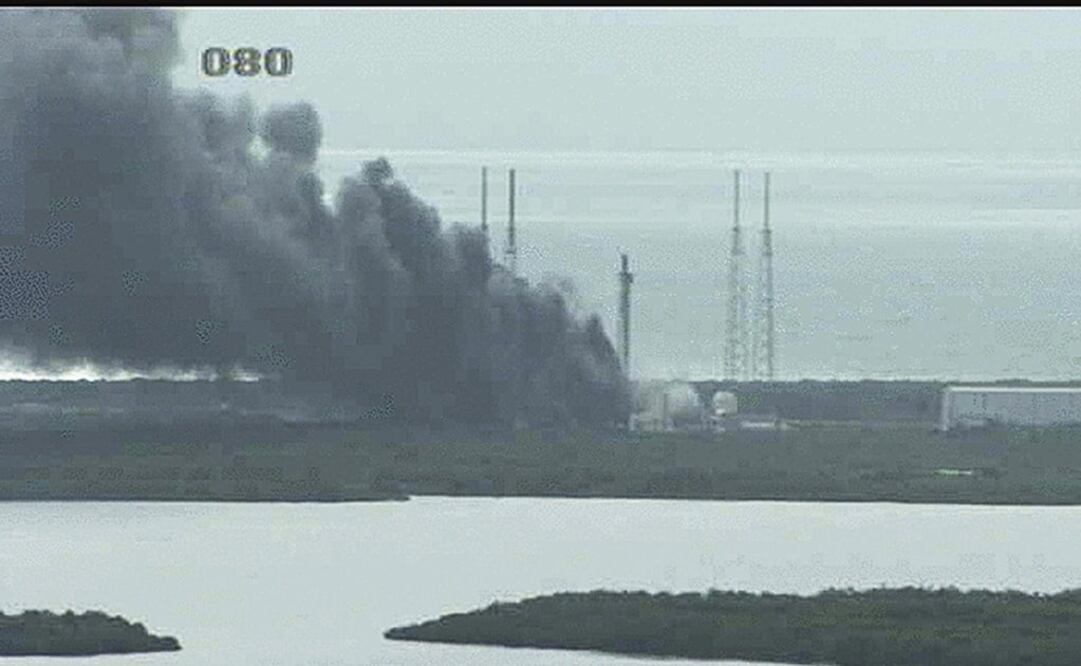 En la plataforma de despegue se encontraba un cohete Falcon 9 que tenían previsto poner en órbita. (FOTO:EFE)