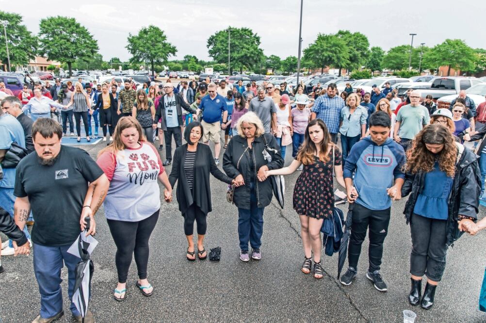 Asistentes a una vigilia en honor a las víctimas del tiroteo del viernes, en Strawbridge Marketplace, Virginia. Foto: DANIEL SANGJIB MIN. AP