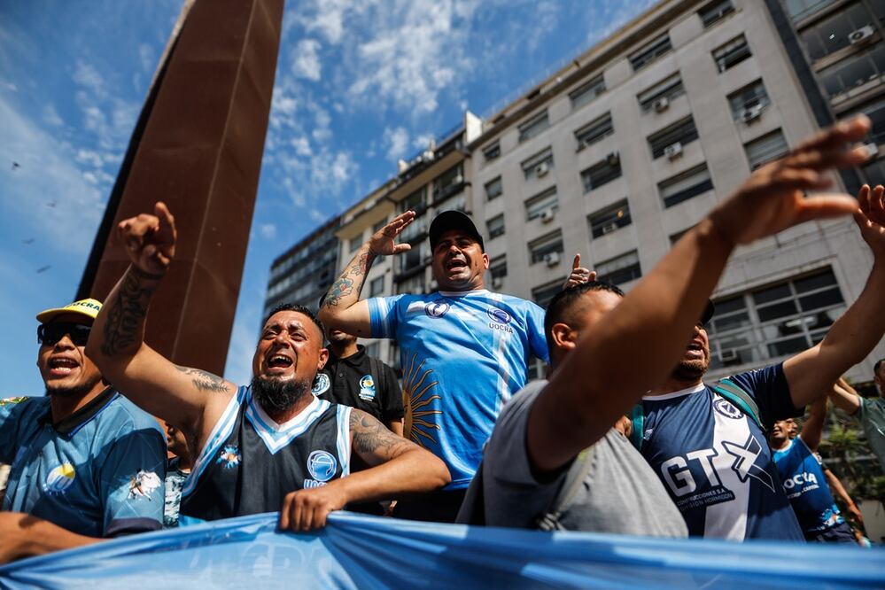 Manifestantes participan en una marcha de protesta contra el gobierno del presidente Javier Milei hoy, en Buenos Aires. Foto: EFE