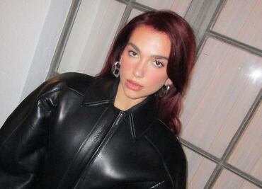 Dua Lipa deslumbra en minifalda acolchada de Prada