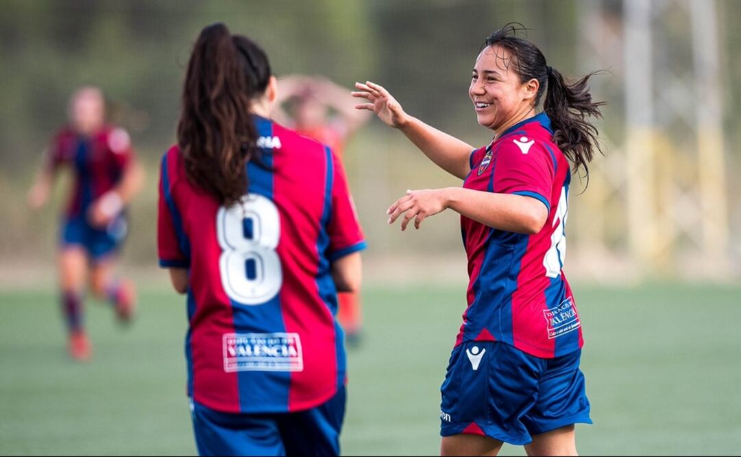 Twitter. La futbolista mexicana celebrando sus anotaciones ante el Rayo Vallecano 