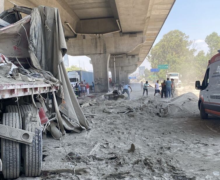 Se estrella tráiler de materiales en muro de contención. Foto: Tomada de la cuenta de X de @PCPueblaCapital