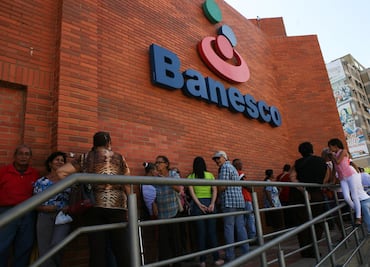 Venezolanos siguen en la incertidumbre; esperan nuevos billetes