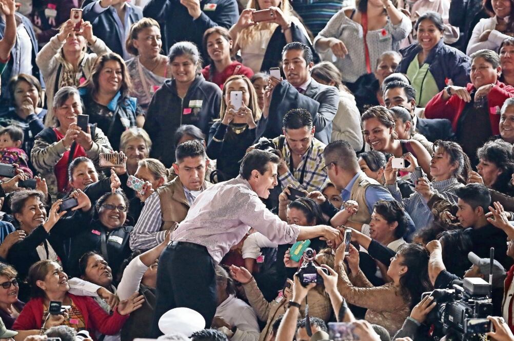 De gira por el Estado de México, el presidente Enrique Peña Nieto encabezó la inauguración del Auditorio Metropolitano de Tecámac, donde le tomó más de una hora saludar y tomarse fotografías con los asistentes, principalmente mujeres. (ALEJANDRO ACOSTA)
