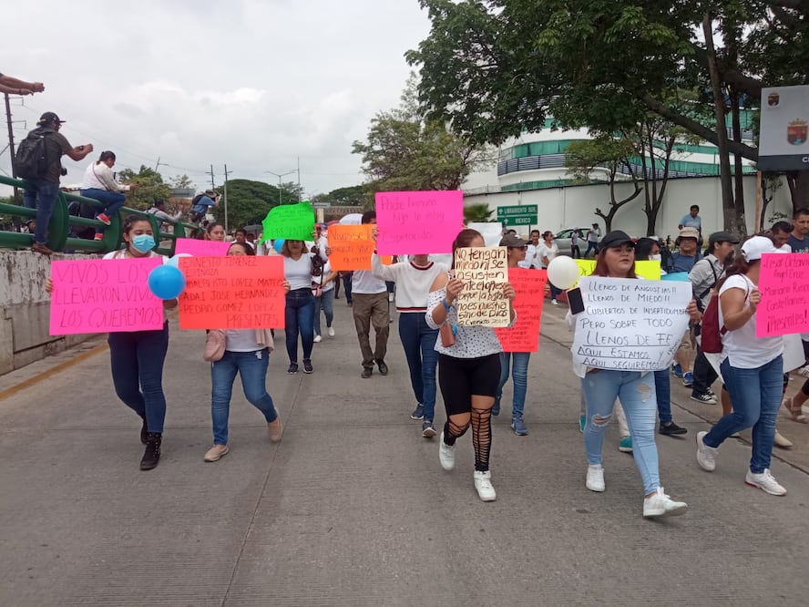 Los manifestantes marcharon para exigir que aparezcan con vida las tres personas desaparecidas y vuelvan a casa sanos y salvos. Foto: Óscar Gutiérrez / EL UNIVERSAL