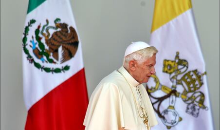 La caída de Benedicto XVI en México que el Vaticano mantuvo en secreto y jugó un papel importante en su renuncia 