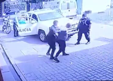 Reo que era llevado a hospital, despoja del arma a policía y le dispara en dos ocasiones