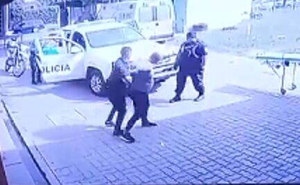 Reo que era llevado a hospital, despoja del arma a policía y le dispara en dos ocasiones