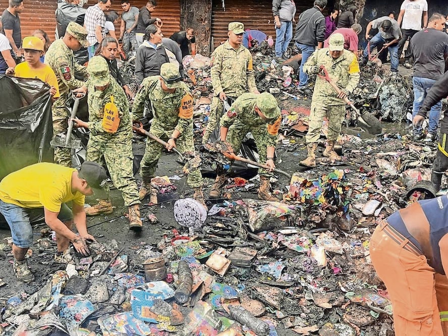 Elementos del Ejército ayudaron en la remoción de los escombros. Foto: Especial