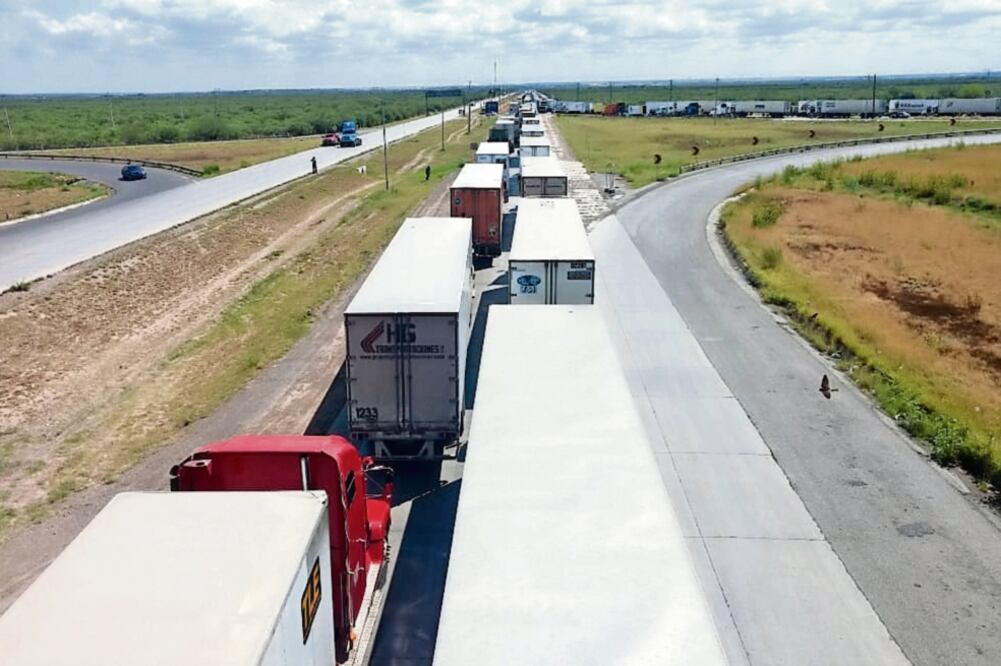 Se estima que por este puente internacional diariamente cruzan hacia Estados Unidos más de 15 mil tractocamiones con mercancía (CORTESÍA ABISAI RUBIO)