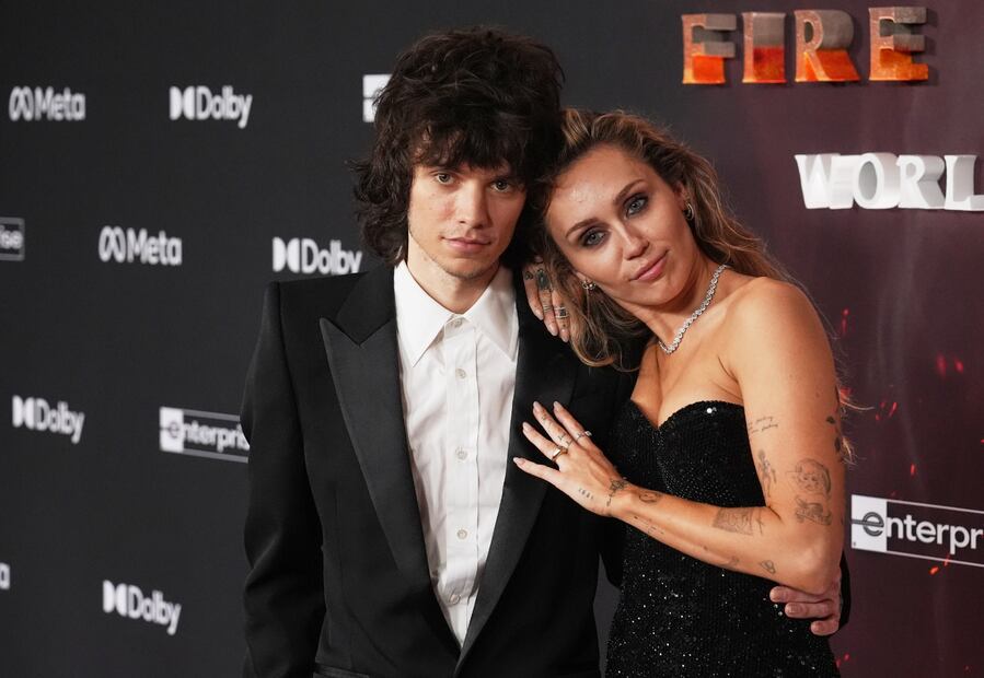 Miley Cyrus junto a Maxx Morando luciendo su anillo de compromiso. Foto: AP