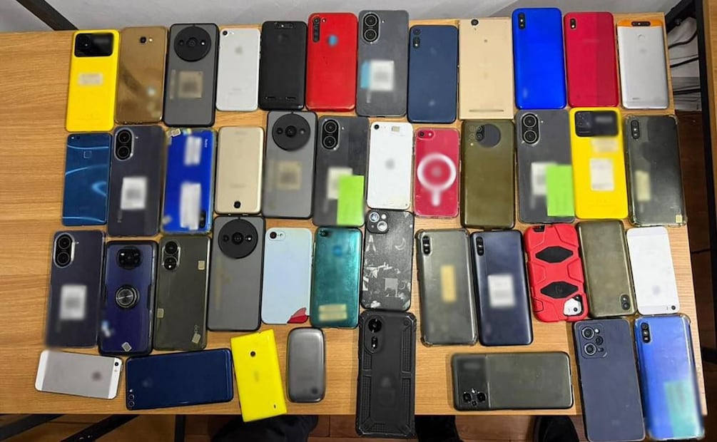 En dicha operación se decomisaron equipos de cómputo, teléfonos, chips y dinero (01/04/2026). Foto: Especial