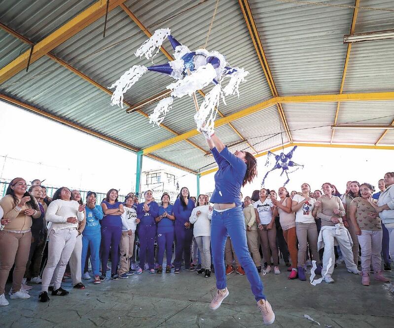 El momento de romper las piñatas fue el más celebrado por las internas, quienes entusiasmadas esperaron para recoger todos los dulces que pudieran. Fotos/Fotos: DIEGO SIMÓN. EL UNIVERSAL