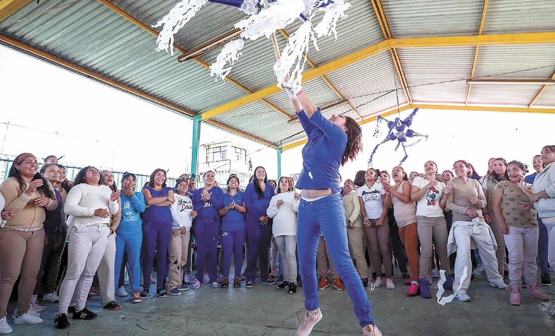 El momento de romper las piñatas fue el más celebrado por las internas, quienes entusiasmadas esperaron para recoger todos los dulces que pudieran. Fotos/Fotos: DIEGO SIMÓN. EL UNIVERSAL