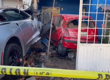 Mujer estrella Corvette en medio de dos casas en Guadalajara; el auto de lujo está cotizado en más de 2 mdp