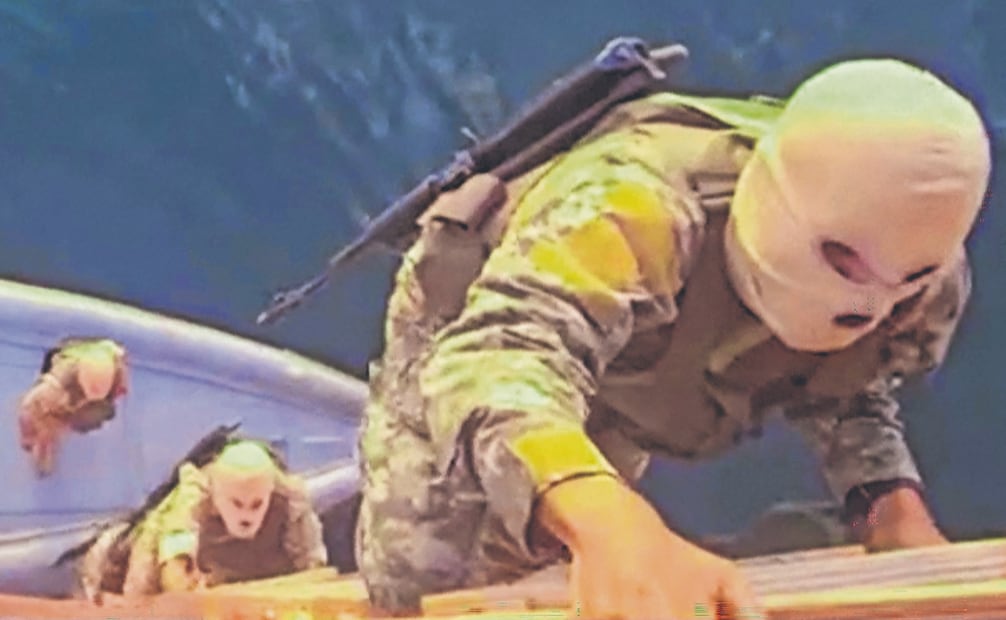 Integrantes de la Guardia Revolucionaria iraní supuestamente abordando un barco que intentaba cruzar el estrecho de Ormuz. Foto: AFP