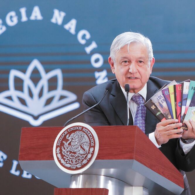 El presidente Andrés Manuel López Obrador muestra la colección “Vientos del pueblo”, del Fondo de Cultura Económica. IVÁN STEPHENS. EL UNIVERSAL