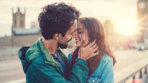 ¿Por qué el cerebro confunde estar excitado con estar enamorado?