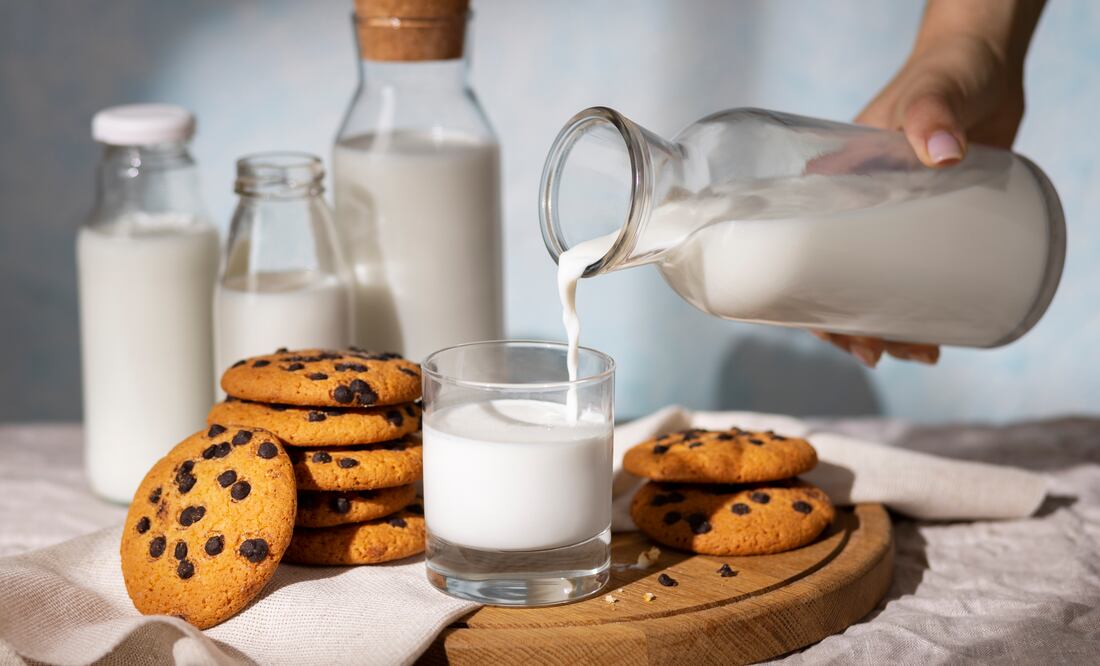 Una taza de leche segura es resultado de ciencia y control sanitario. Foto: Freepik