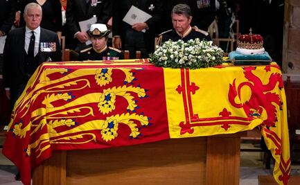De roble inglés, forrado de plomo y construido hace 30 años: así es el féretro donde descansa la reina Isabel II