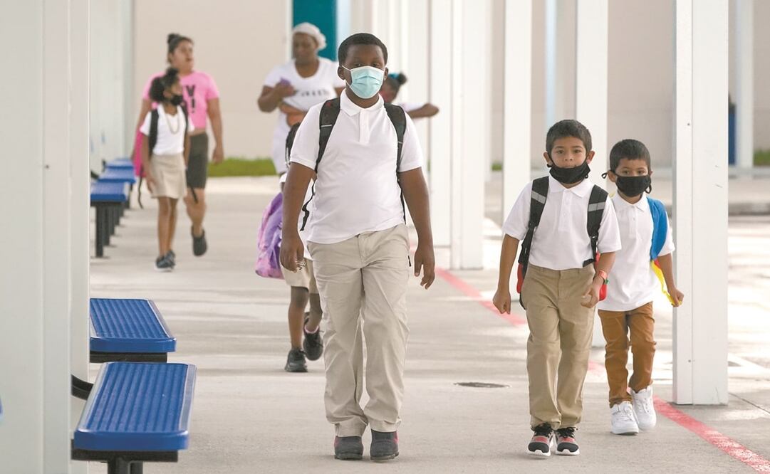 Menores de edad acuden a la escuela en Florida, uno de los estados de EU que ha rechazado el uso del cubrebocas como medida obligatoria entre la población. Foto: Archivo/ EL UNIVERSAL.