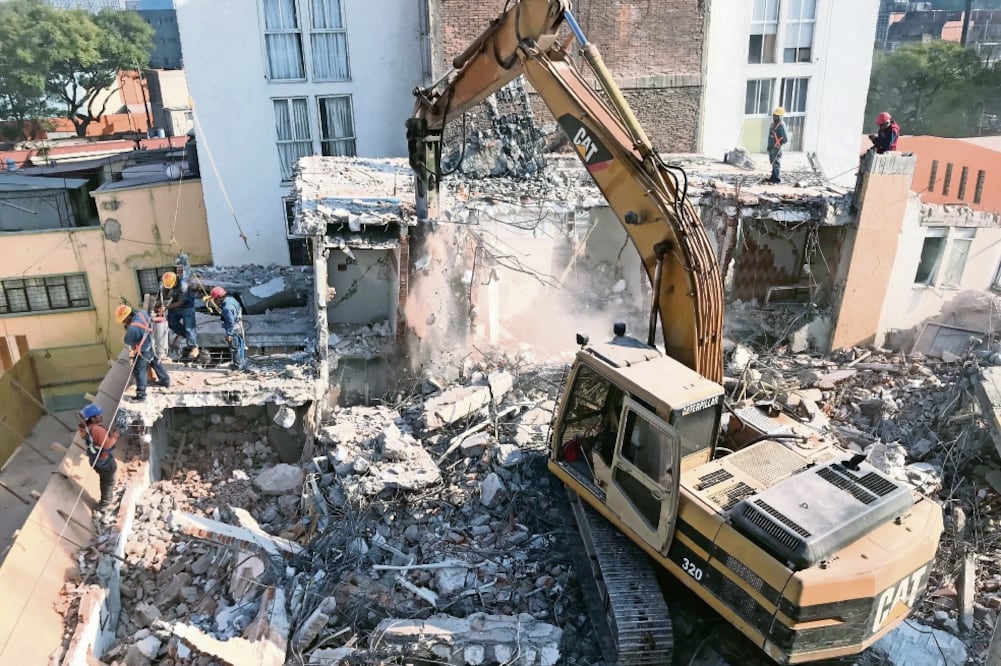 Trabajo pesado. En Escocia 29 se encuentra una grúa de 50 toneladas para ayudar a derribar el edificio. (CORTESÍA SOBSE)