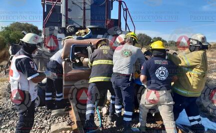 Tren embiste camioneta en Guanajuato; mueren una mujer y dos niños