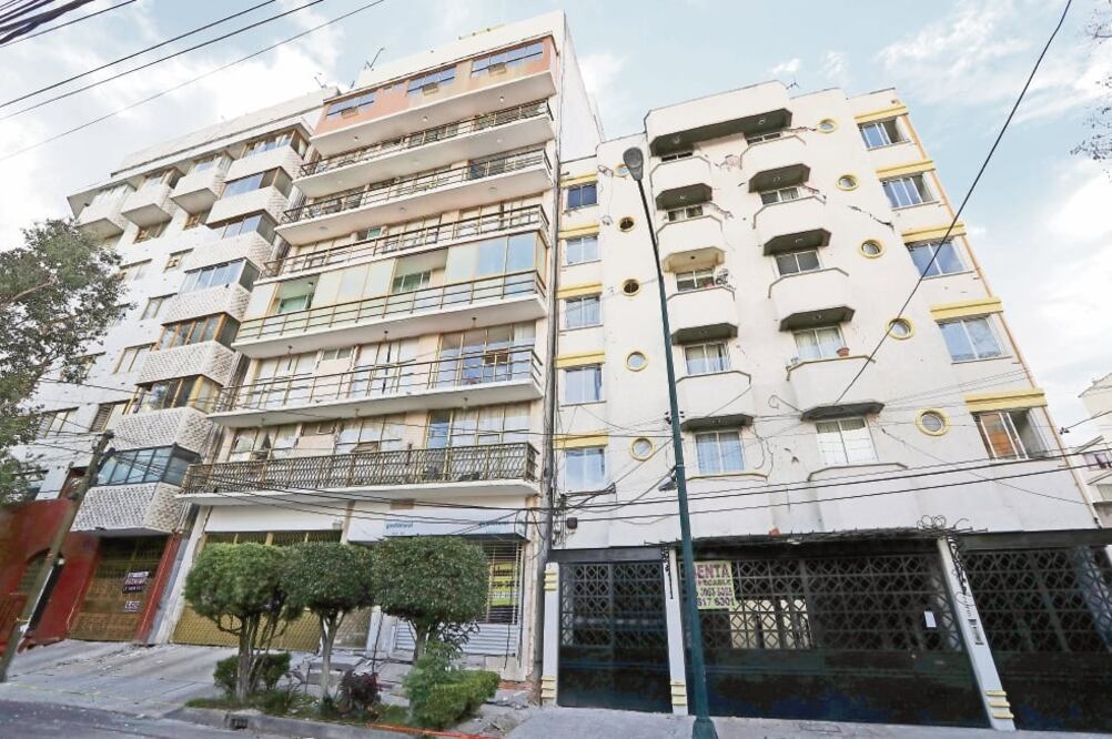 El edificio de la conductora de La dichosa palabra, en el número 253 de la calle Galicia (en medio), resultó con daños estructurales, igual que los de al lado. (FOTOS: JUAN CARLOS REYES. EL UNIVERSAL)
