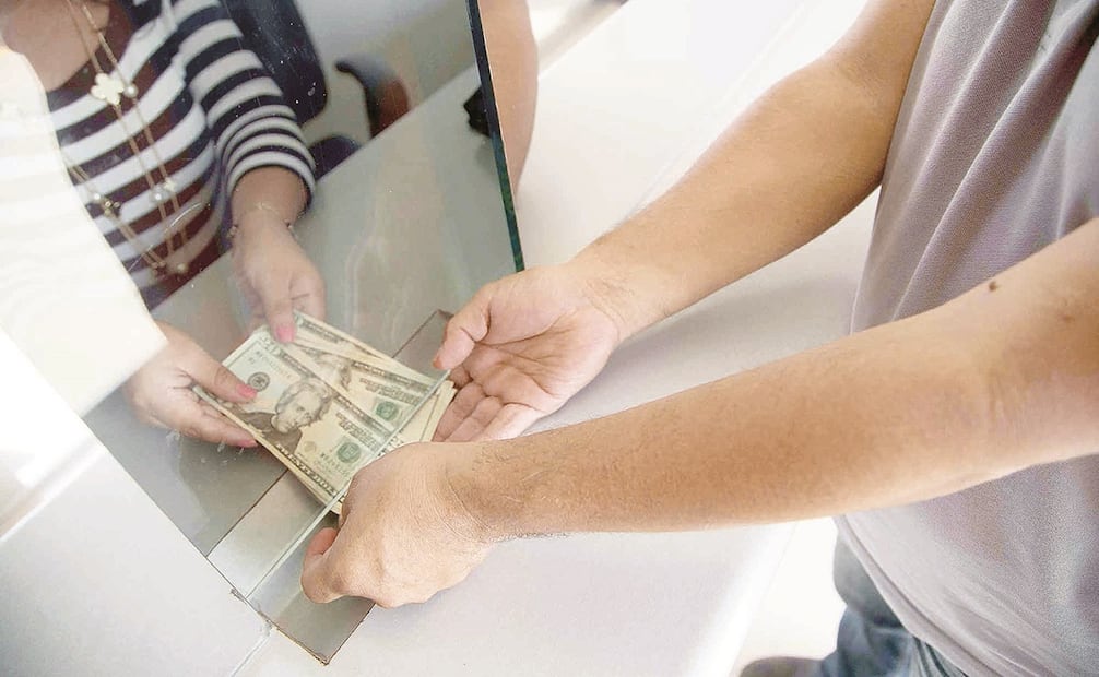 Al menudeo, el dólar se vende en 19.41 pesos en ventanillas de CitiBanamex, 35 centavos menos que el miércoles. Foto: Archivo / EL UNIVERSAL