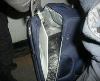 Busca EU identificar a niña hallada muerta en maleta