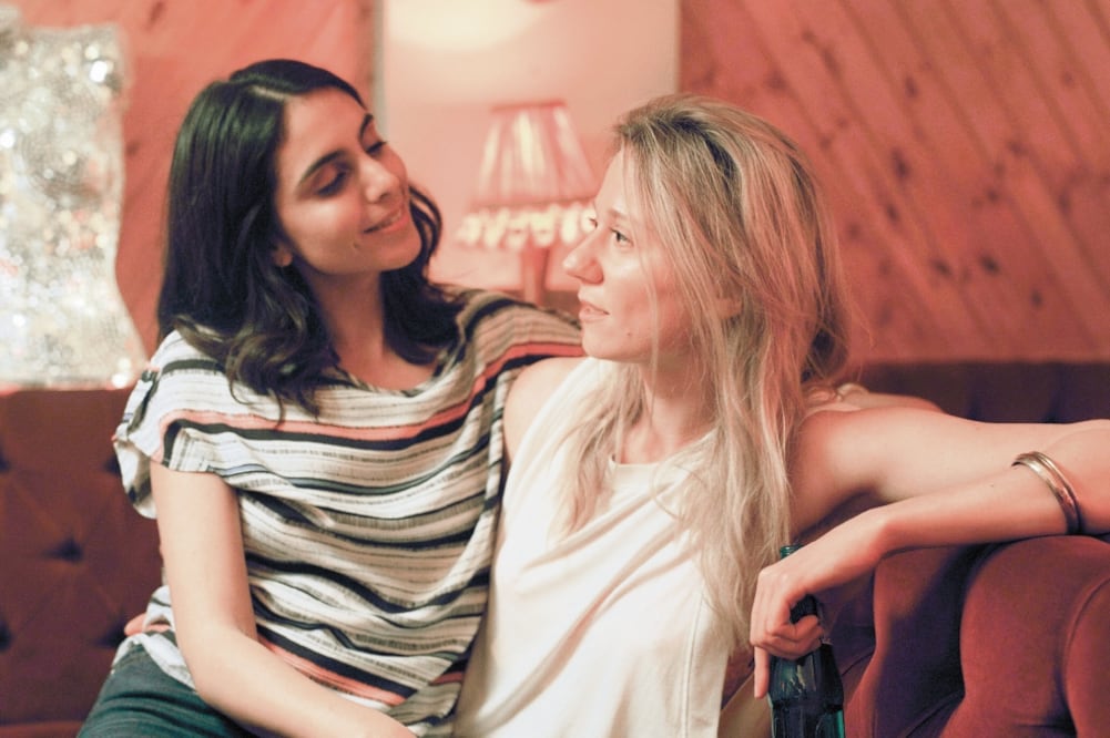 Desiree (izq.) interpreta a Leila, quien recién terminó una relación de 10 años con su ex novia. (SUNDANCETV)