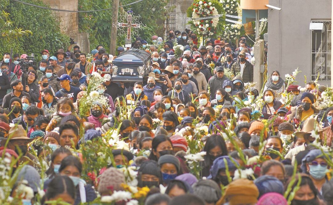 Envuelta en neblina, solemnidad y las notas apagadas de la banda de viento, la comunidad de Santa María Tlahuitoltepec está de luto por la muerte de Josué.