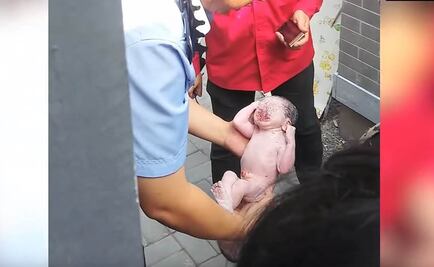 Rescatan a un bebé que fue arrojado a un retrete en China