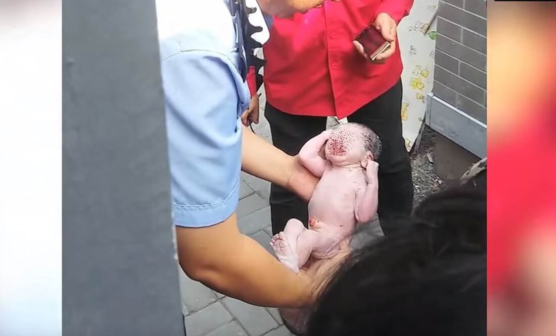 Rescatan a un bebé que fue arrojado a un retrete en China