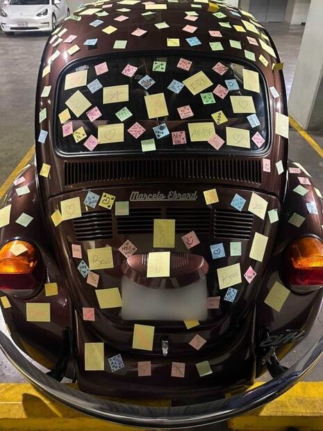 FOTOS Marcelo Ebrard muestra su vochito "tuneado de cariño" por su esposa Rosalinda