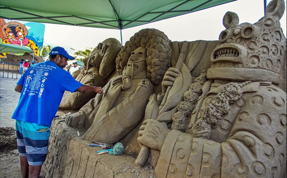 Artistas de distintos países elaboran esculturas gigantes de arena en el puerto de Acapulco, Guerrero, para atraer a turistas y exhibir los emblemas de este sitio, el 10 de abril de 2025. Foto: EFE