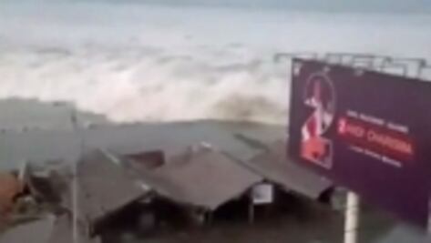 El impresionante video del tsunami que golpeó la ciudad de Palu, en Indonesia