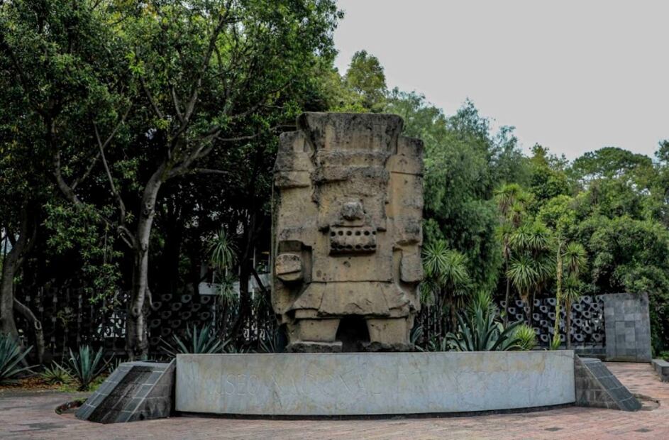 La Piedra de los Tecomates, de la comunidad San Miguel Coatlinchán, exhibida desde hace más de 60 años en Avenida Reforma. Foto: Yatzín D. Ordaz