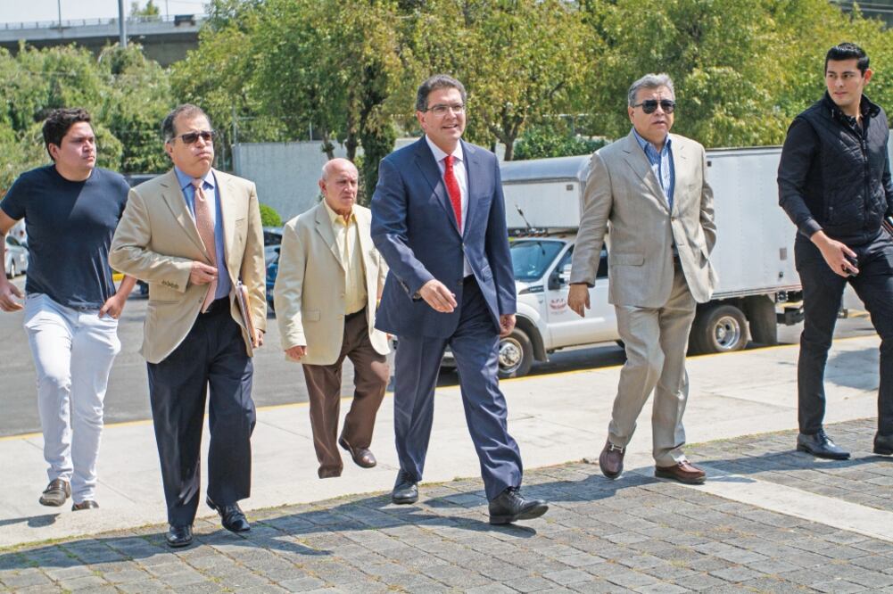 Las autoridades del INE violaron el derecho de audiencia y el debido proceso contra Armando Ríos Piter, señaló el tribunal, por lo que los magistrados ampliaron 10 días de audiencia para recuperar las firmas (ARCHIVO EL UNIVERSAL)