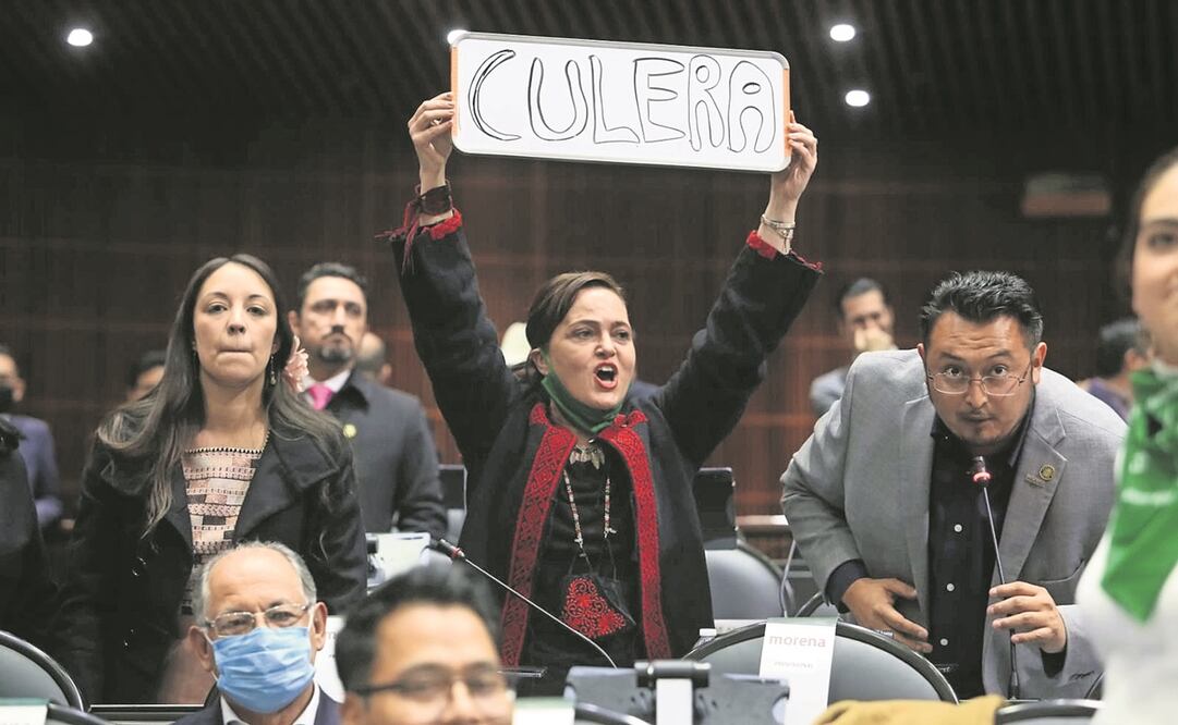 La legisladora de Morena Marisol Gasé sostuvo un pizarrón con una leyenda en respuesta a la diputada Olga Luz Espinosa, del PRD. Foto: Especial.