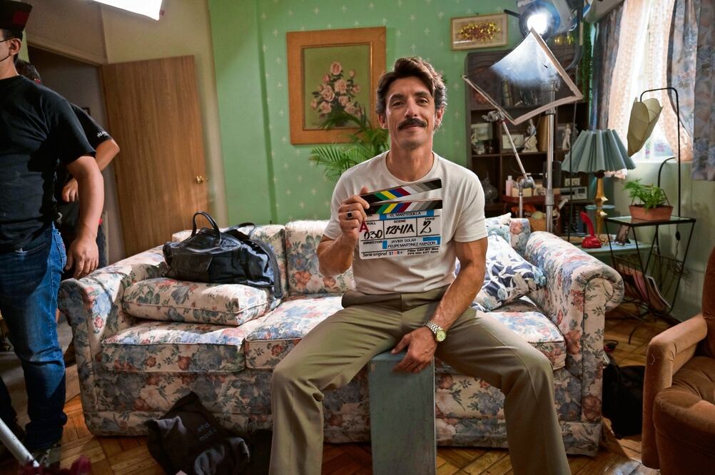 Emiliano Escamilla (Alberto Guerra) busca escapar de una mujer detective y un joven reportero que intentan desenmascarar sus estafas. Foto: Star +