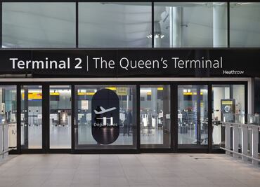 Policía antiterrorista investiga incendio que obligó al cierre del aeropuerto Heathrow; “no hay indicios de un acto criminal”, dice