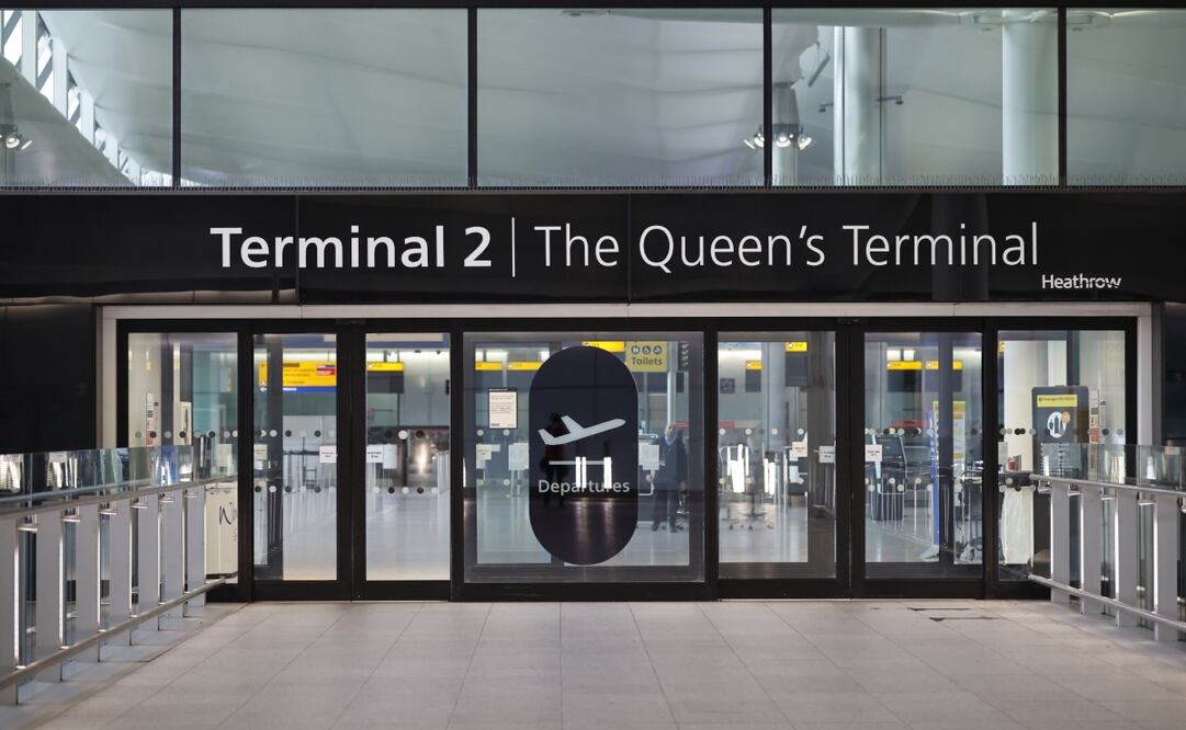 El Aeropuerto de Heathrow anunció el 21 de marzo que estaría cerrado todo el día, luego de un corte de energía "debido a un incendio en una subestación eléctrica que abastece al aeropuerto". Foto: EFE