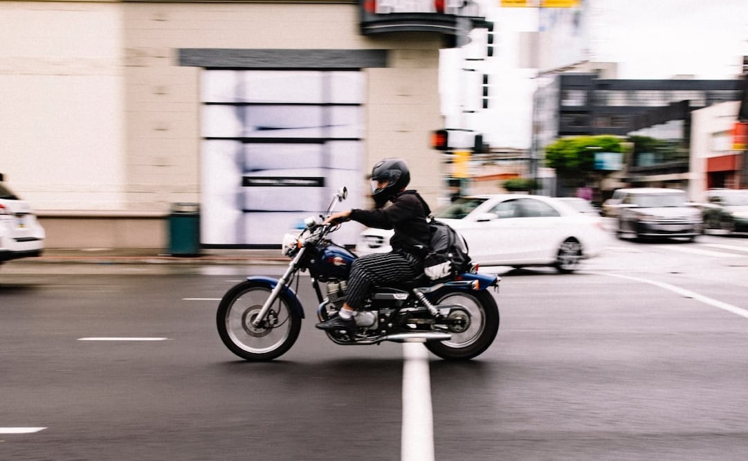 Existe la licencia solo para conducir motos así como la doble para autos y motocicletas. Imagen: Pexels